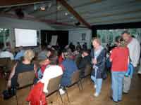 Voller Saal zum Thema Bad