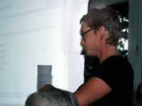 Frau Niklas erl�utert den Bestand