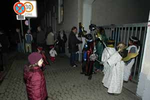 Warten vor dem Tor