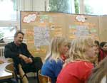 Grundschüler bei der Präsentation