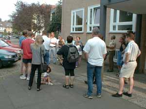 Versammlung vor der Kirche