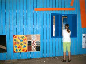 Installationsbetrachtung in der Nacht