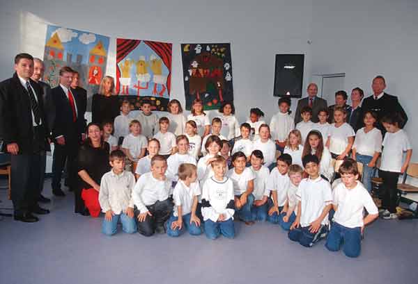 Alle Beteiligten stellen sich mit nden Kindern zum Abschlussbild auf Abschlussbild © Holger Hütte